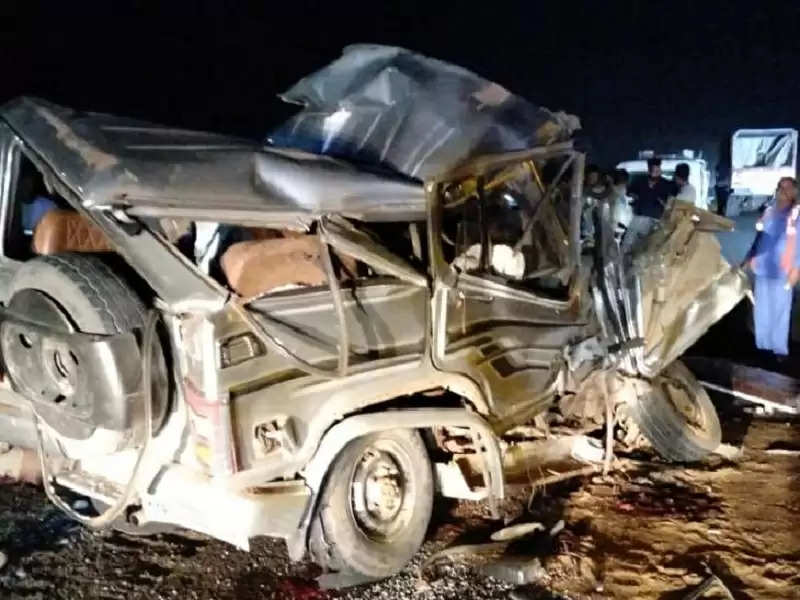   इंदौर में चंदन नगर ब्रिज के पास खड़े ट्रक से टकराई कार, 8 लोगों की मौत