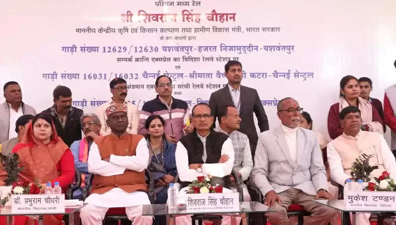 &nbsp;&nbsp;मेरे जीवन के दो आदर्श हैं एक प्रेम है और दूसरा जनता की सेवा : शिवराज सिंह चौहान