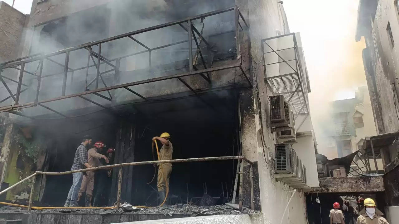   दिल्ली के लाजपत नगर इलाके में आंखों के अस्पताल में लगी आग