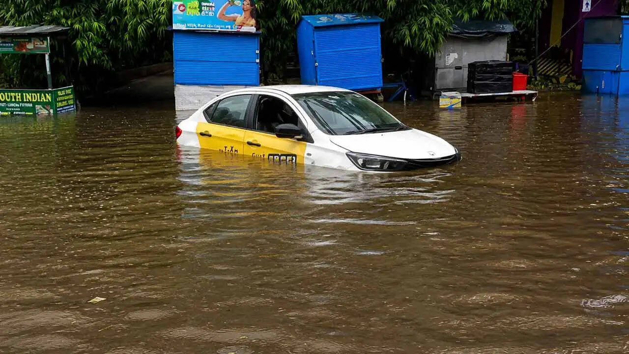 लगातार बारिश से कोलकाता के कई इलाके जलमग्न, सड़क यातायात और हवाई सेवाएं प्रभावित