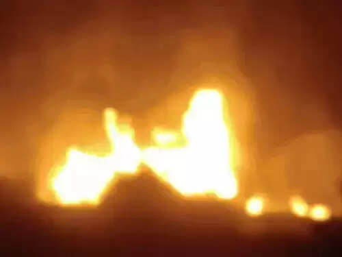 &nbsp;&nbsp;रेवाड़ी में केमिकल से भरा टैंकर पलटा, लगी आग, दो लोगों की मौत