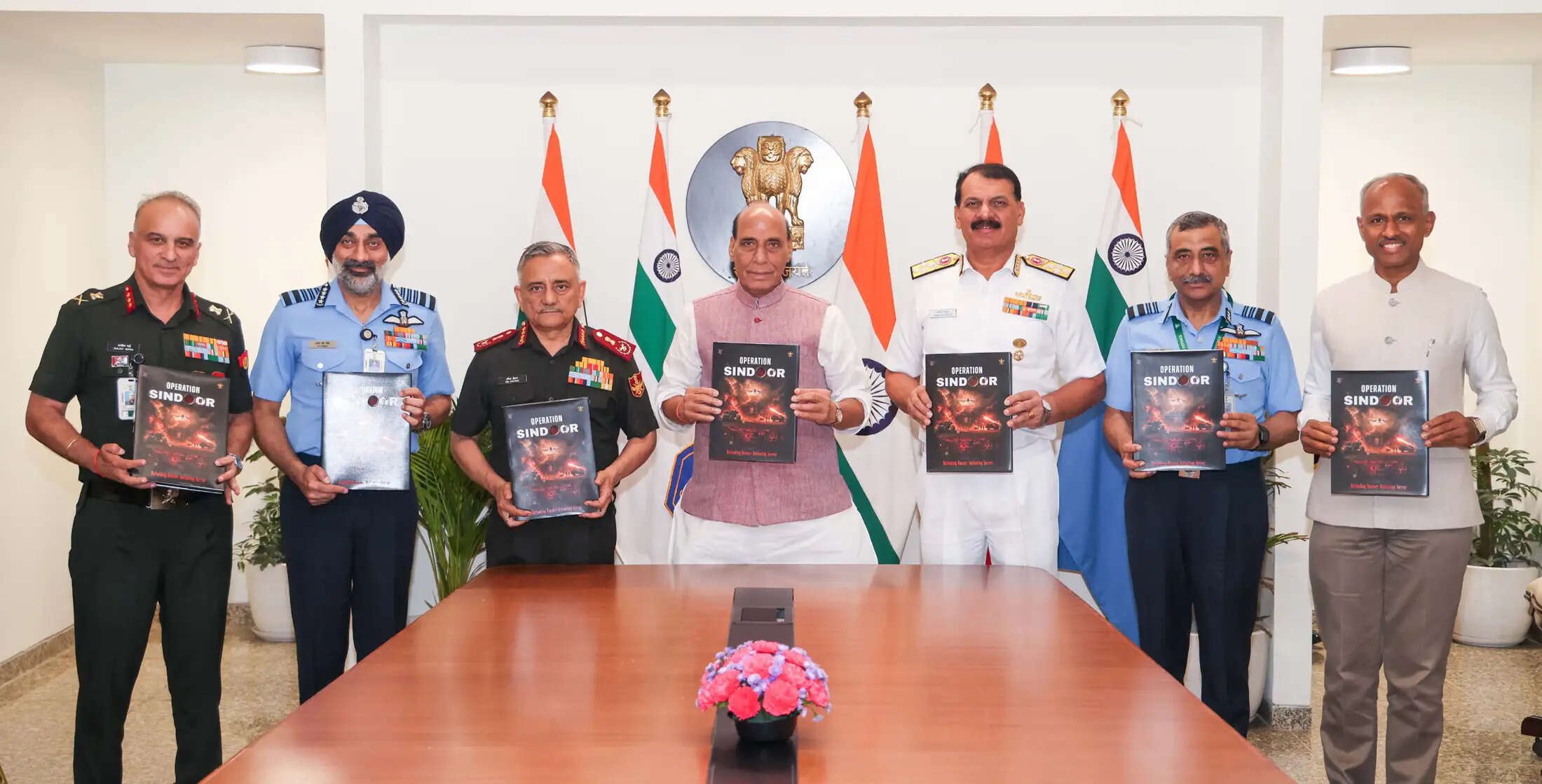 &nbsp;&nbsp;'ऑपरेशन सिंदूर' पर किताब में सैनिकों के अनुभव संजोए गए, रक्षा मंत्री ने की लांच