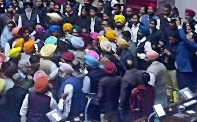 कांग्रेस के 17 विधायकों के खिलाफ चलेगा विशेषाधिकार हनन मामला