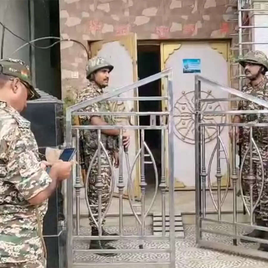 &nbsp;ईडी की छापेमारी में भी टीएमसी विधायक ने फेंका मोबाइल, भागने पर अधिकारियों ने दौड़कर पकड़ा