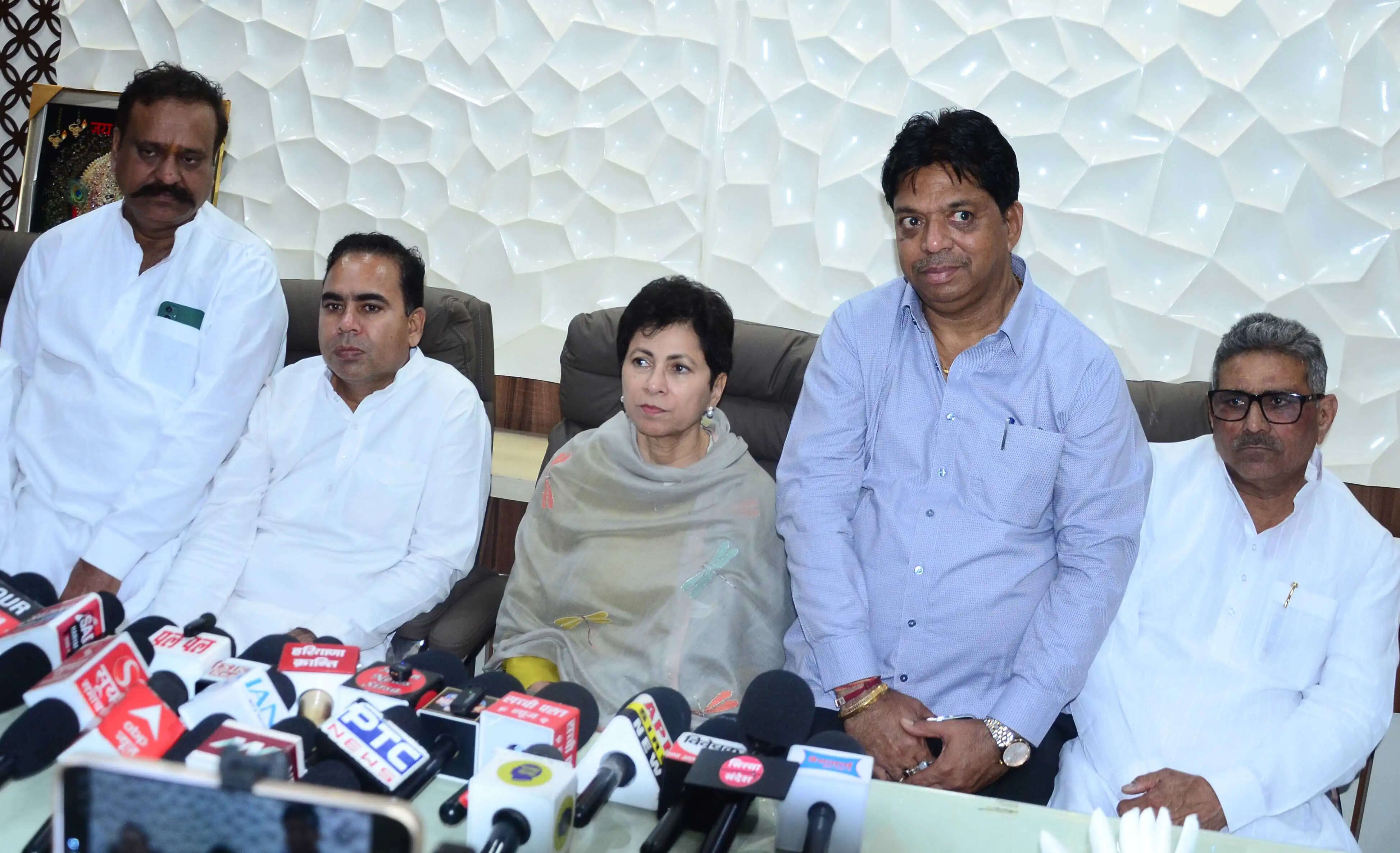 &nbsp;ओलावृष्टि से प्रभावित गांवों व अनाज मंडी का सैलजा ने किया दौरा