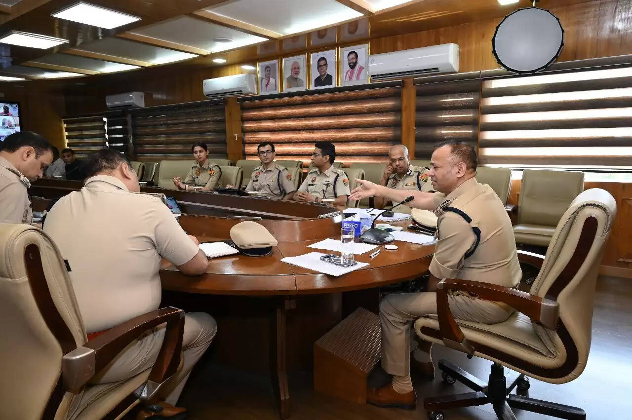  -डीजीपी ने ली प्रदेश के सभी अधिकारियों की बैठक