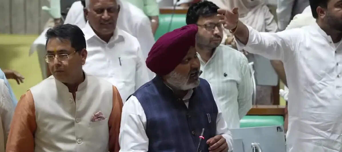 &nbsp;विशेष सत्रों को लेकर पंजाब विधानसभा में हंगामा, नेता प्रतिपक्ष ने जताई आपत्ति
