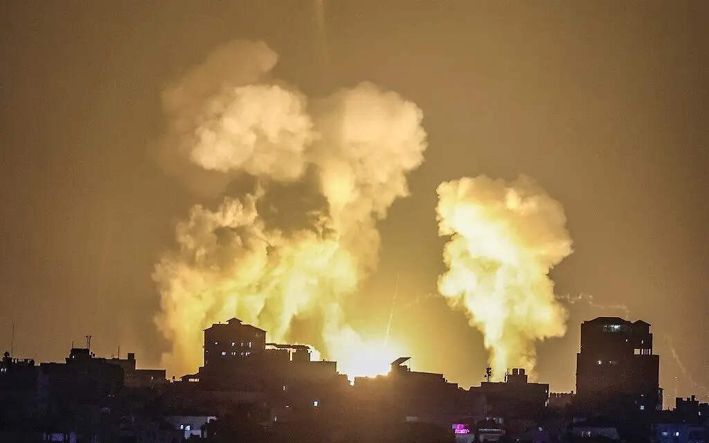 इजरायल का गाजा पट्टी में आतंकी समूहों के ठिकानों पर हवाई हमला