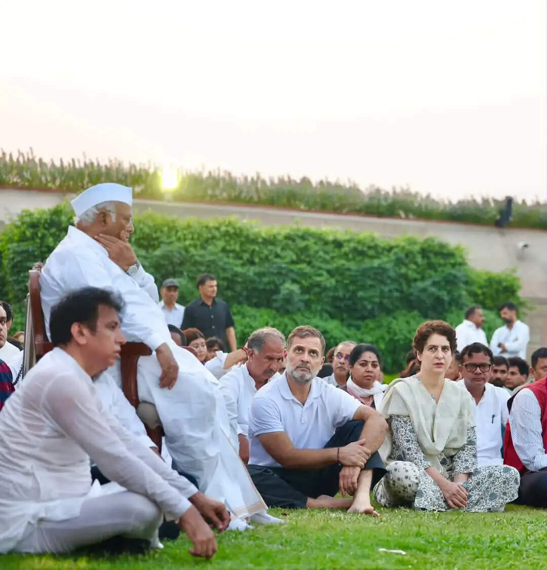&nbsp;&nbsp;लंच के बाद राहुल गांधी समेत इंडी गठबन्धन के सांसद राजघाट पहुंचे, चुनाव आयोग के खिलाफ लगातार तीसरे दिन प्रदर्शन