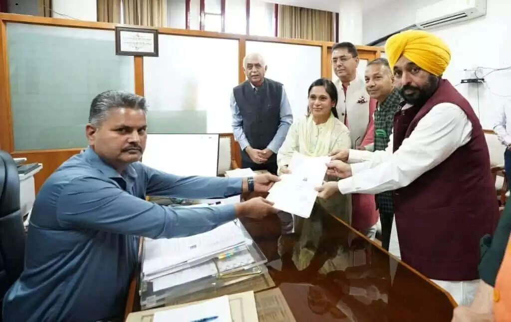  ट्राइडेंट ग्रुप चेयरमैन ने राज्यसभा चुनाव का नामांकन भरा:पंजाब आदमी पार्टी से राज्यसभा जाने वाले चौथे कारोबारी राजिंदर गुप्ता; सीएम  मान भी साथ रहे