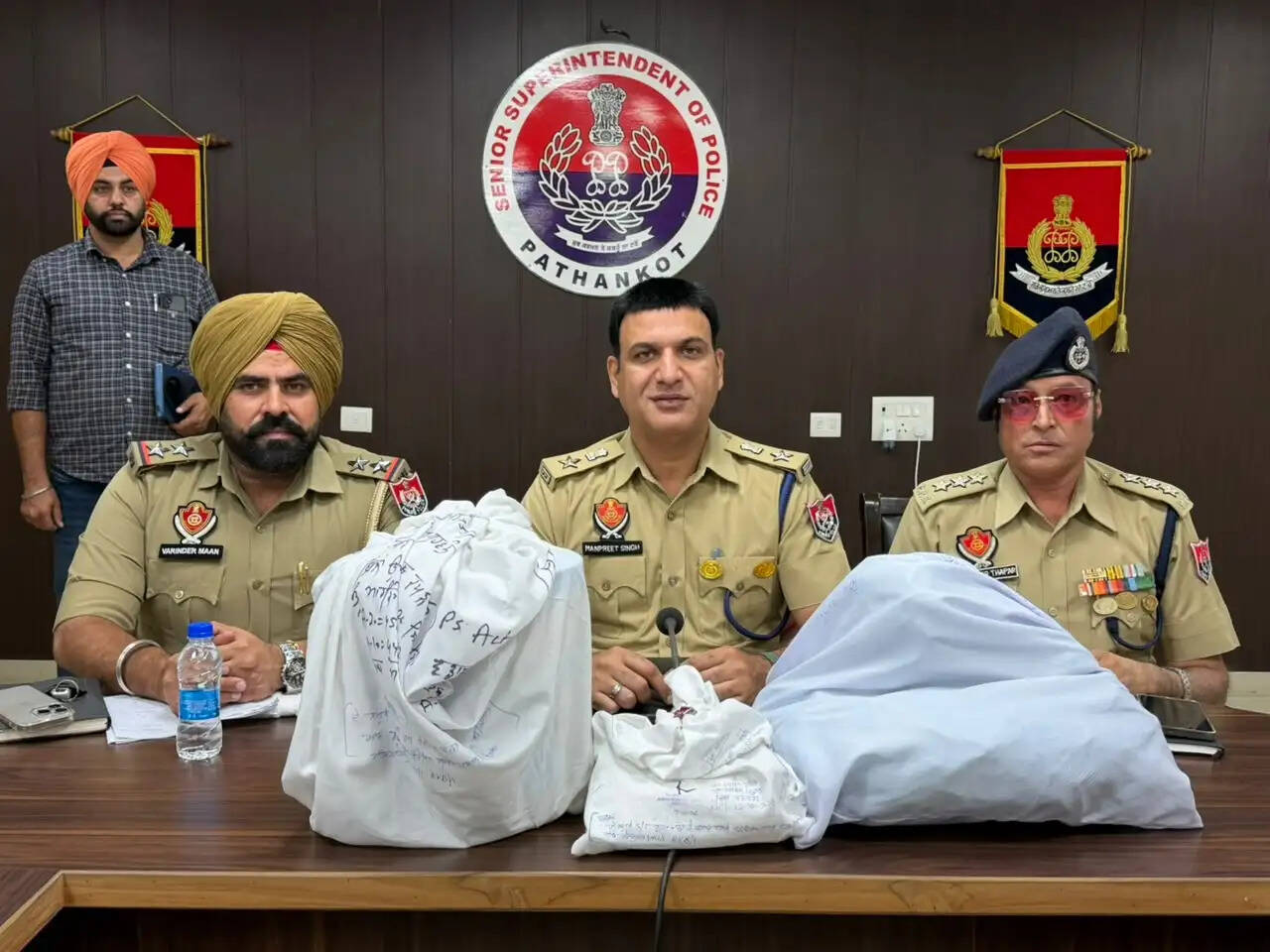 पठानकोट में तस्करी मॉड्यूल की एक महिला सहित दो संचालक गिरफ्तार,7.8 किलो हेरोइन बरामद