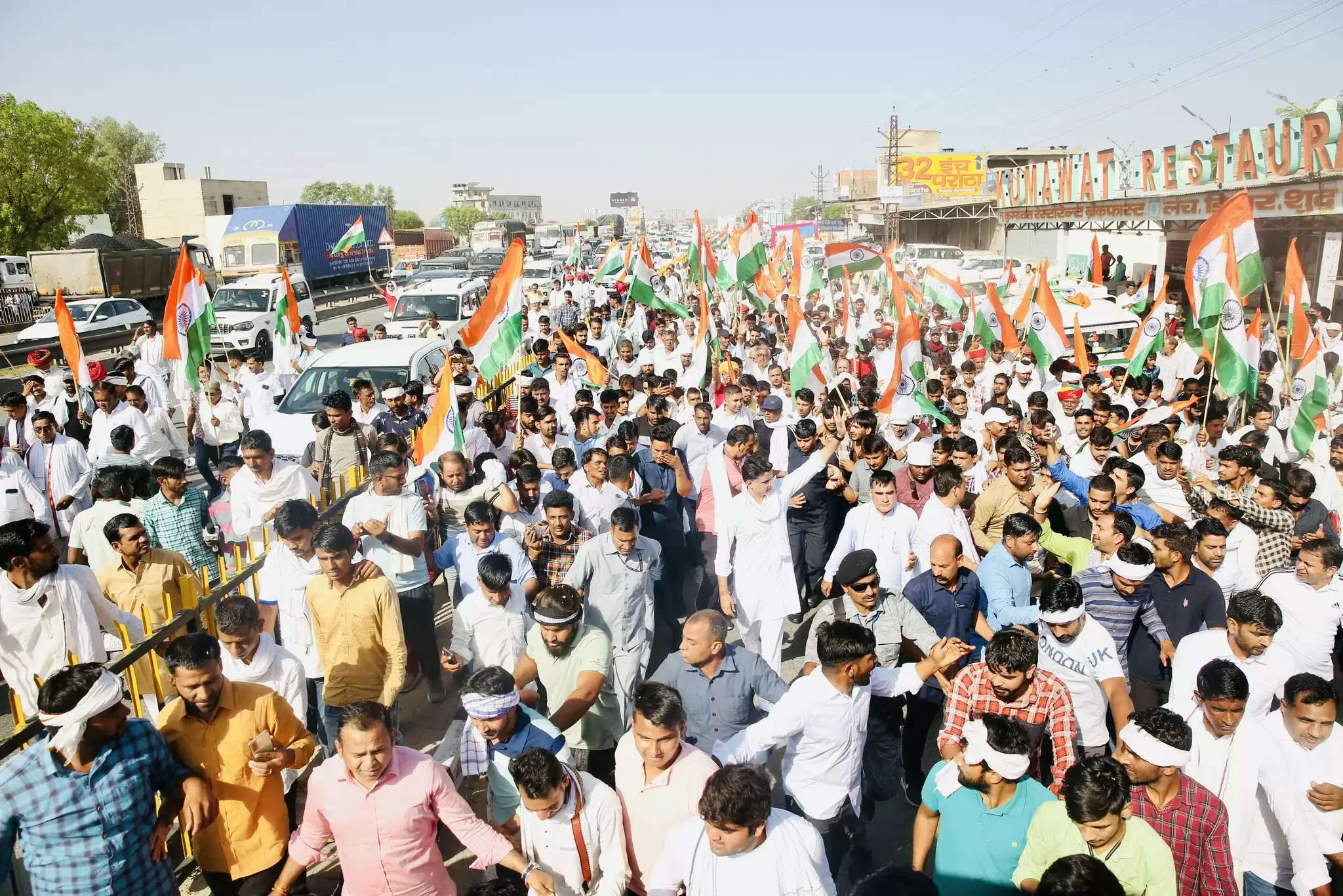 जन संघर्ष यात्रा : हजारों समर्थकों के साथ जयपुर की तरफ पैदल बढ़ रहे पायलट