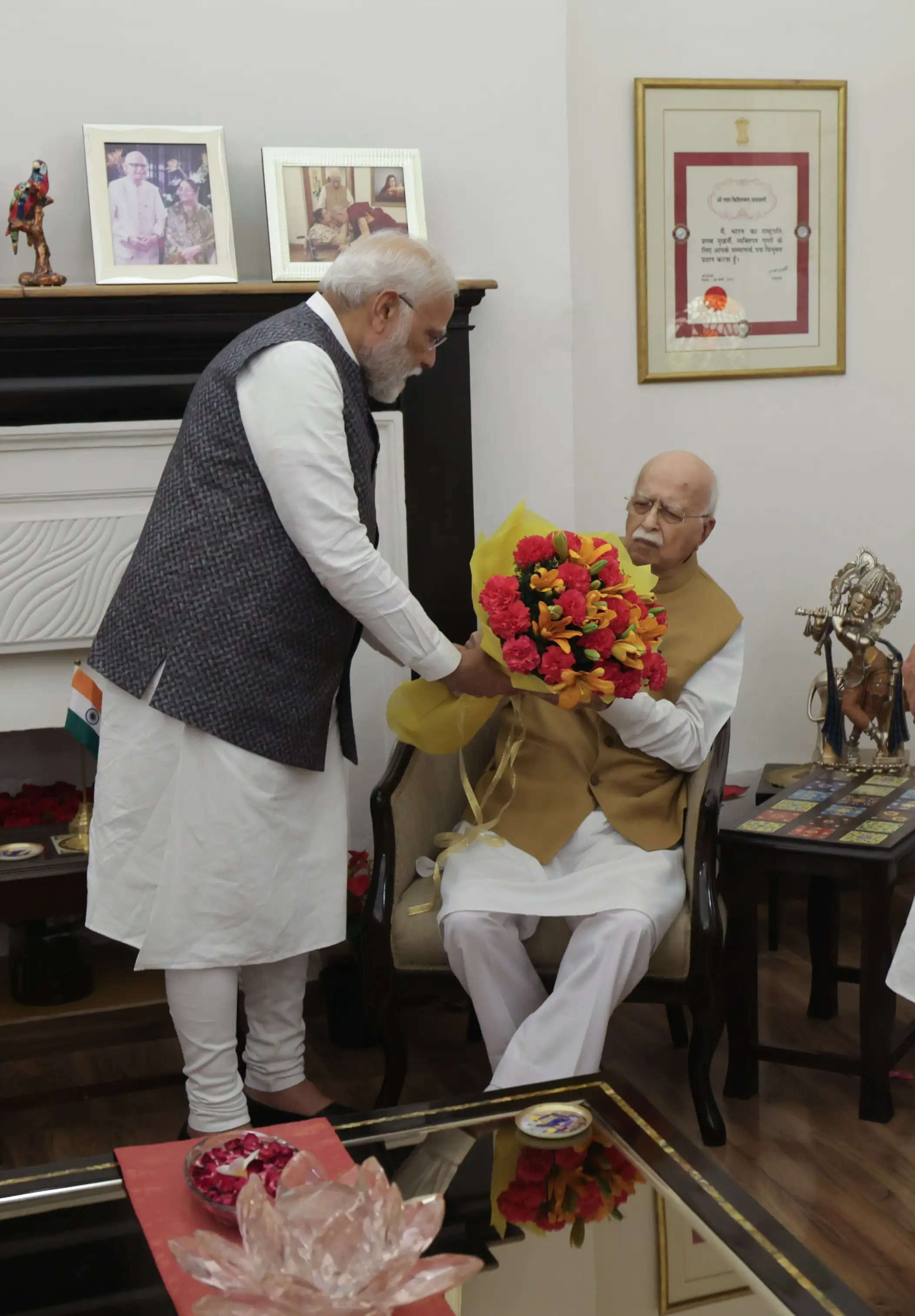 प्रधानमंत्री मोदी ने आडवाणी के आवास पर जाकर दी जन्मदिन की बधाई