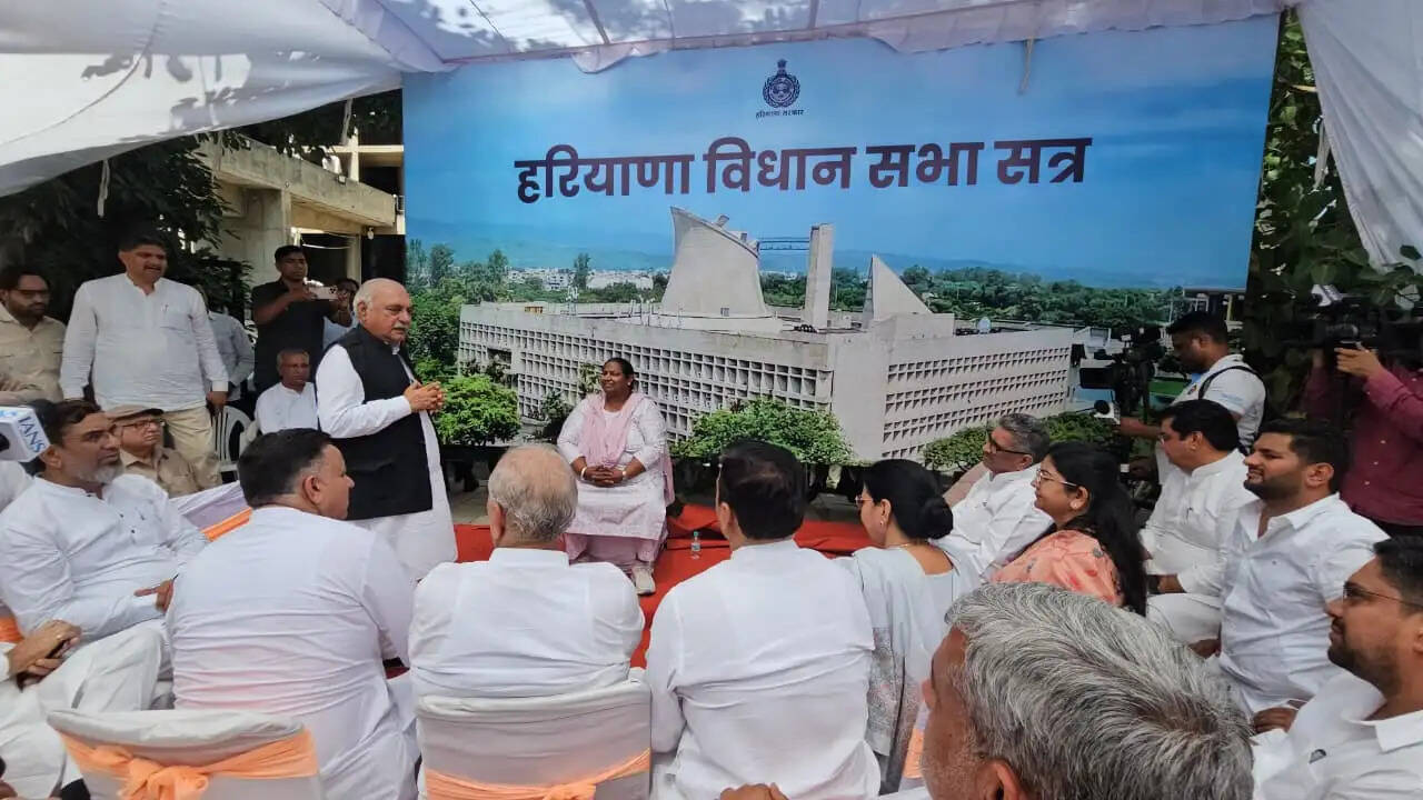 &nbsp;&nbsp;कांग्रेस ने विशेष सत्र का बहिष्कार कर चलाया समानांतर सदन