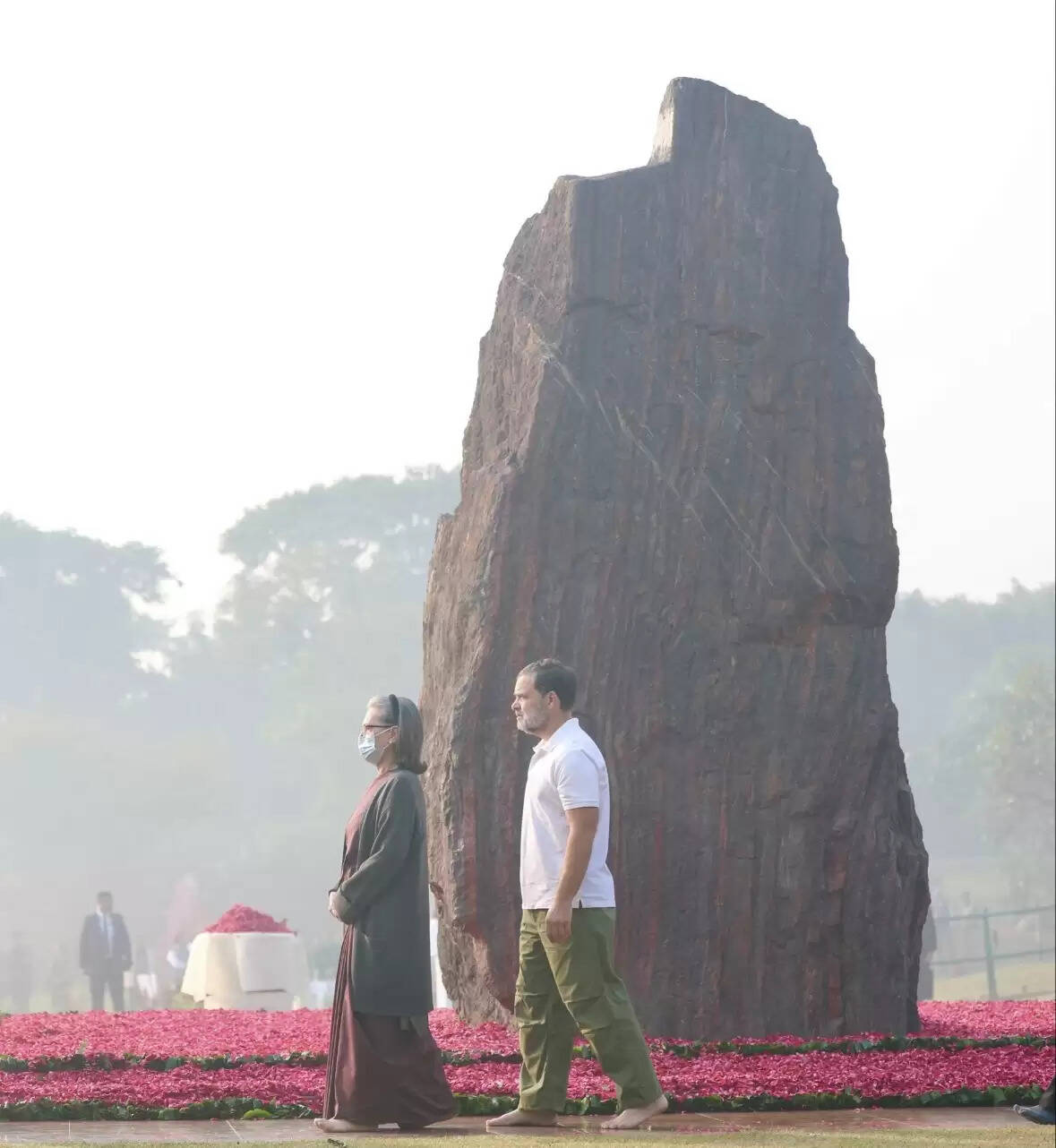 &nbsp;कांग्रेस नेताओं ने शक्ति स्थल पहुंच दी इंदिरा गांधी को श्रद्धांजलि