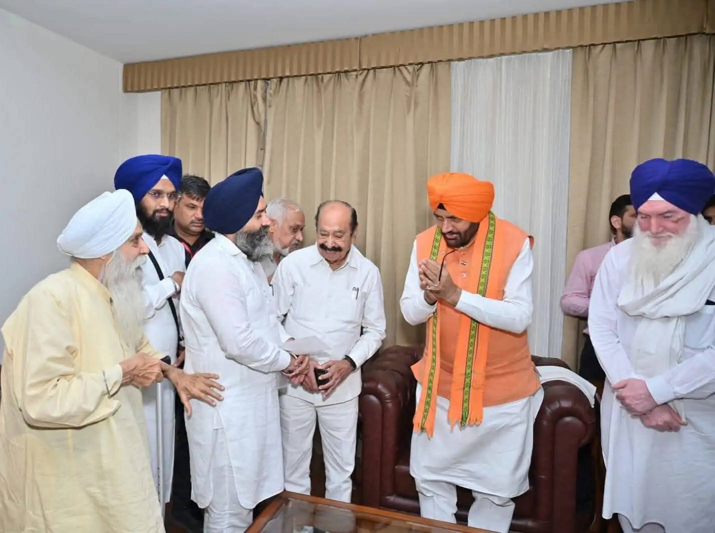 &nbsp;हरियाणा के मुख्यमंत्री के कायल हुई सिख संगत, मुख्यमंत्री का झुककर किया स्वागत सबको भावुक कर गया