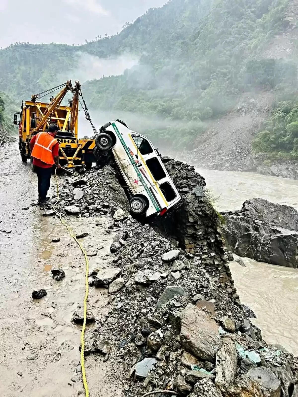 &nbsp;हिमाचल में दो सितंबर तक बहुत भारी बारिश का रेड अलर्ट, चार हाइवे सहित सैंकड़ों सड़कें बंद