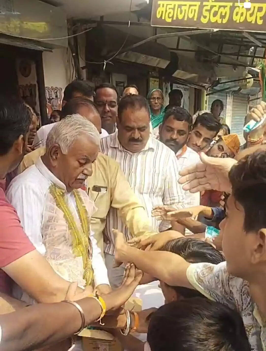 घनश्याम दास अरोड़ा की जीत पर लगे आइसक्रीम और जलेबी के लंगर