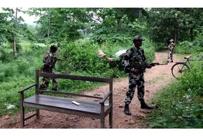 महाराष्ट्र में 40 लाख के इनामी चार नक्सली गिरफ्तार