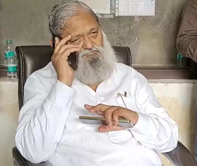 &nbsp; हरियाणा के परिवहन मंत्री श्री अनिल विज ने आज सिरसा में रोडवेज की बस से टै&ordf;क्टर-ट्राली के टकराने के कारण दो औरतों की मृत्यु होने पर लिया कडा संज्ञान, दिए जांच के आदेश