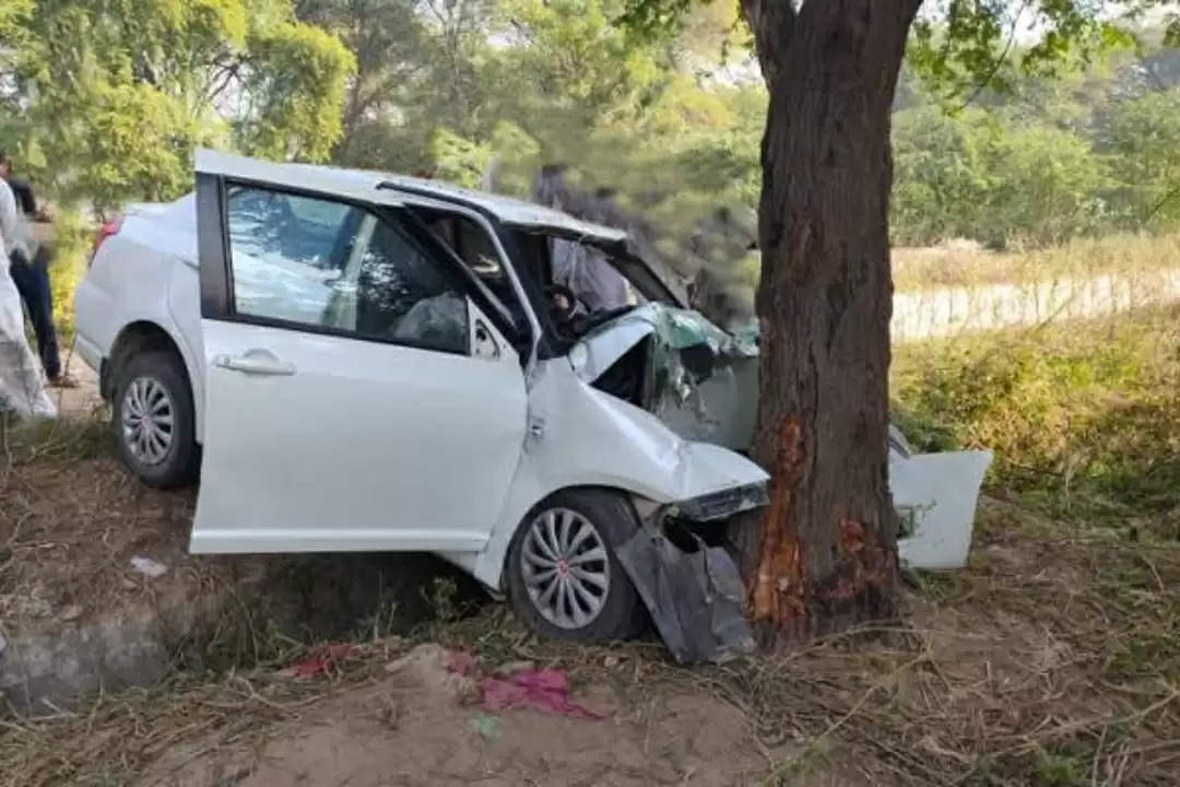   पेड़ से टकराई कार, एक की मौत दो घायल