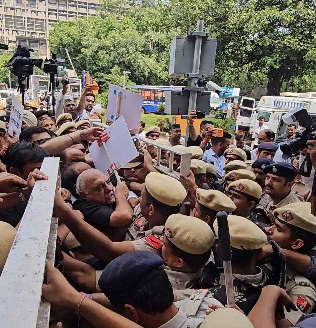 हंगामे की भेंट चढ़ी सदन में पहले दिन की कार्यवाही