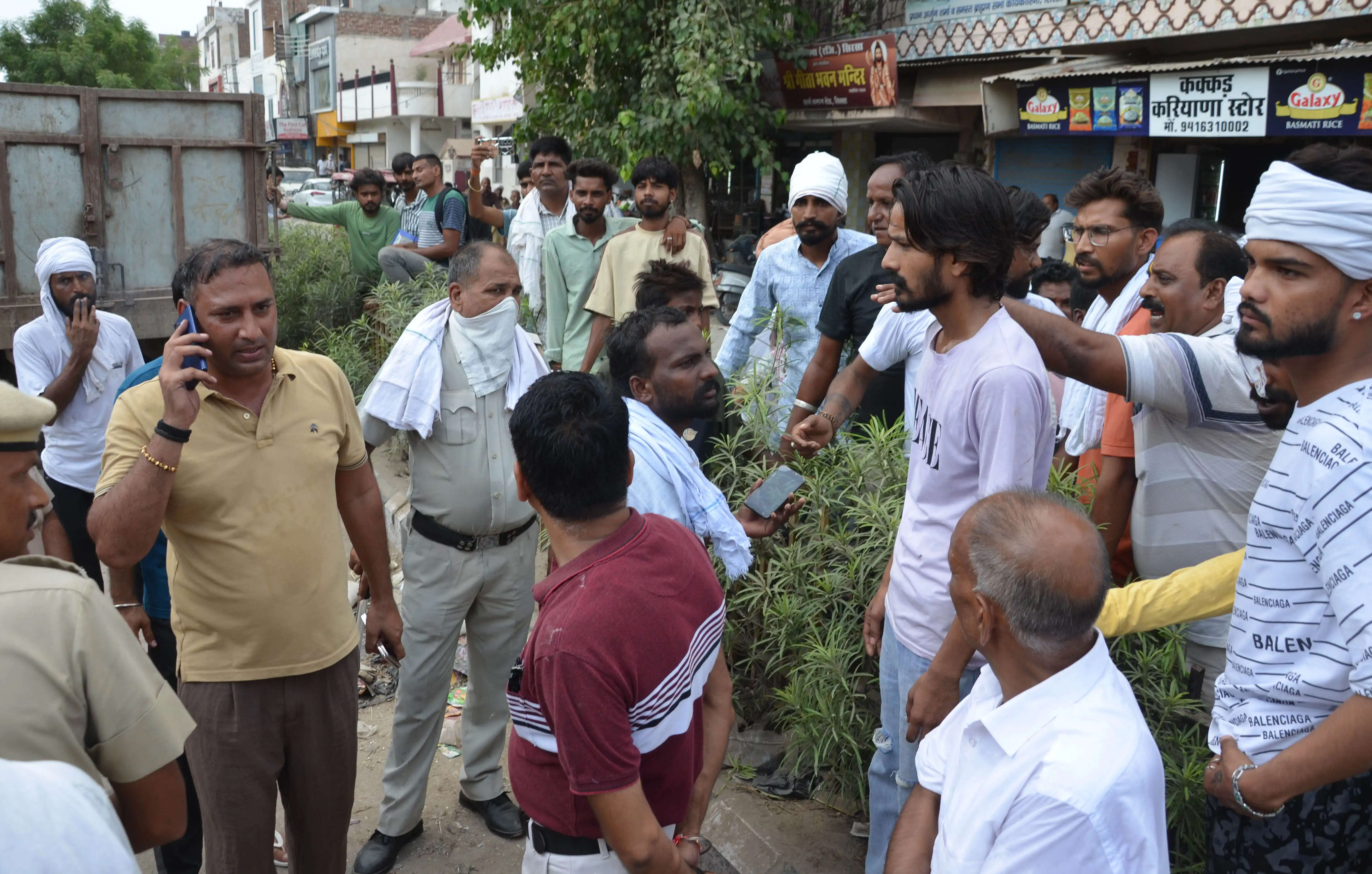 पुलिस ने मोर्चा संभाला