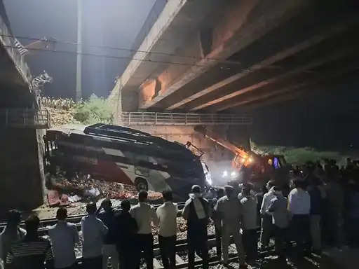  ओवरब्रिज से रेलवे ट्रैक पर गिरी स्लीपर बस, 4 की मौत, ढाई घंटे बंद रहा दिल्ली-जयपुर रेलवे ट्रैक