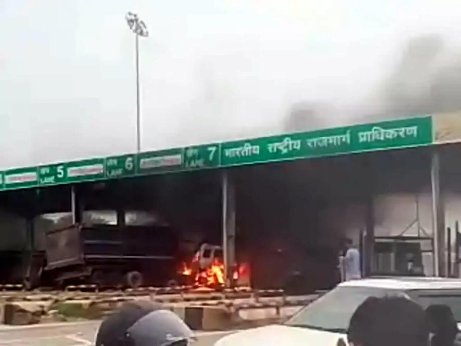 टोल पार कर रहे ट्राले में लगी आग, मची अफरा तफरी