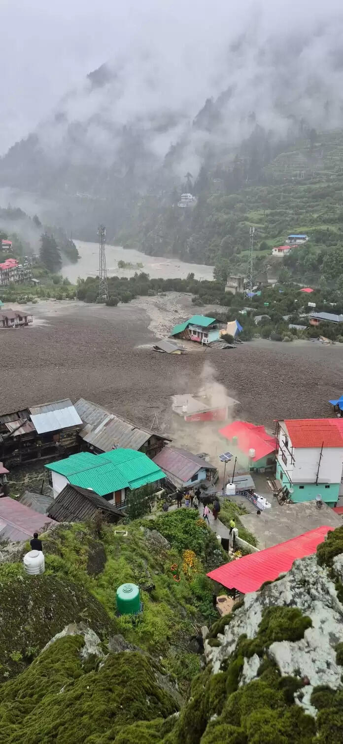 &nbsp;&nbsp;धराली में बादल फटने के बाद तबाही, चार की मौत व कई लापता, युद्धस्तर पर चल रहा राहत व बचाव कार्य ​​​​​​​