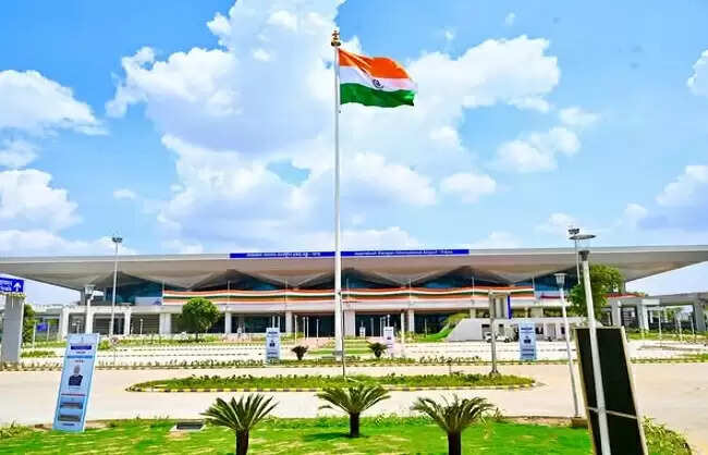 &nbsp;&nbsp;पटना एयरपोर्ट को बम से उड़ाने की धमकी, सुरक्षा बढ़ाई गई