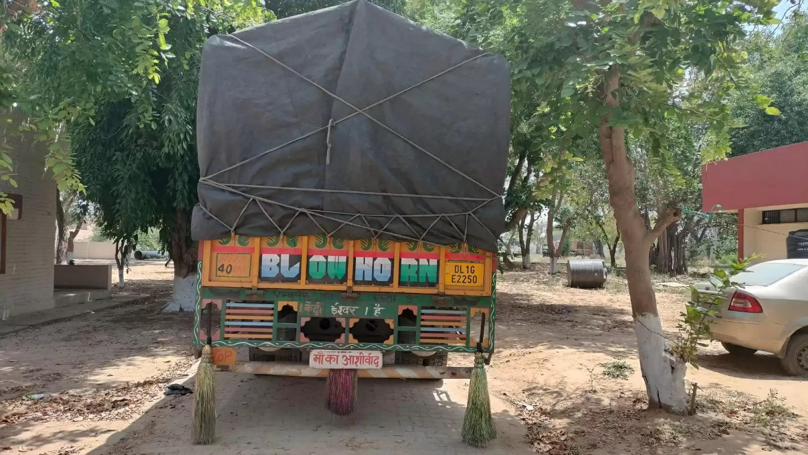 40 लाख रुपए की अंग्रेजी शराब से भरा हुआ ट्रक जब्त, 7800 बोतलें बरामद​​​​​​​