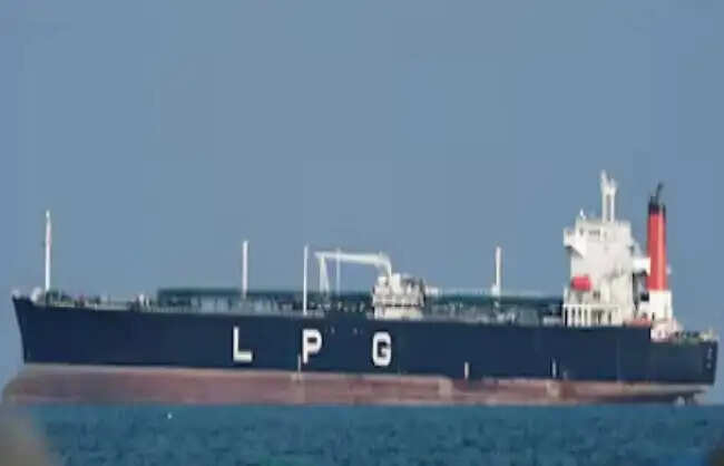 &nbsp;&nbsp;होर्मुज से एलपीजी लेकर गुजरात के मुंद्रा पोर्ट पहुंचा भारतीय जहाज शिवालिक