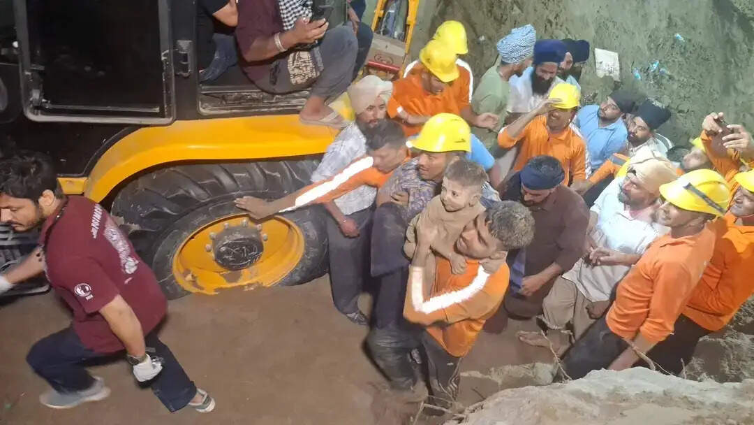 &nbsp; बोरवेल में गिरे बच्चे को नौ घंटे बाद सुरक्षित निकाला
