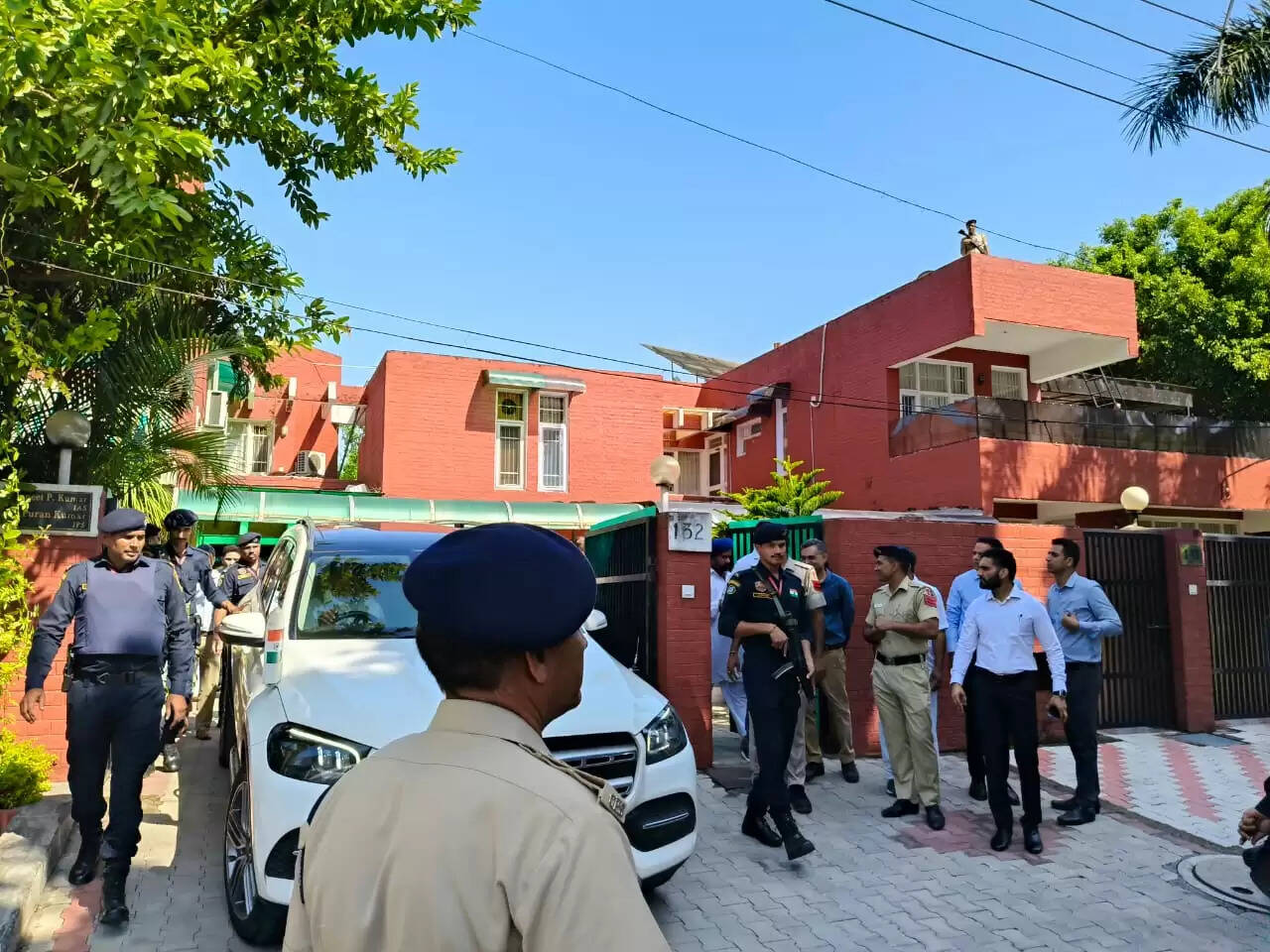   आत्महत्या करने वाले आईपीएस की पत्नी ने सीएम को सौंपी शिकायत