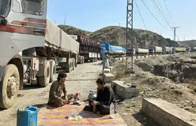 पाक-अफगान सीमा बंद: हजारों ट्रक फंसे, खाद्य सामग्री का संकट