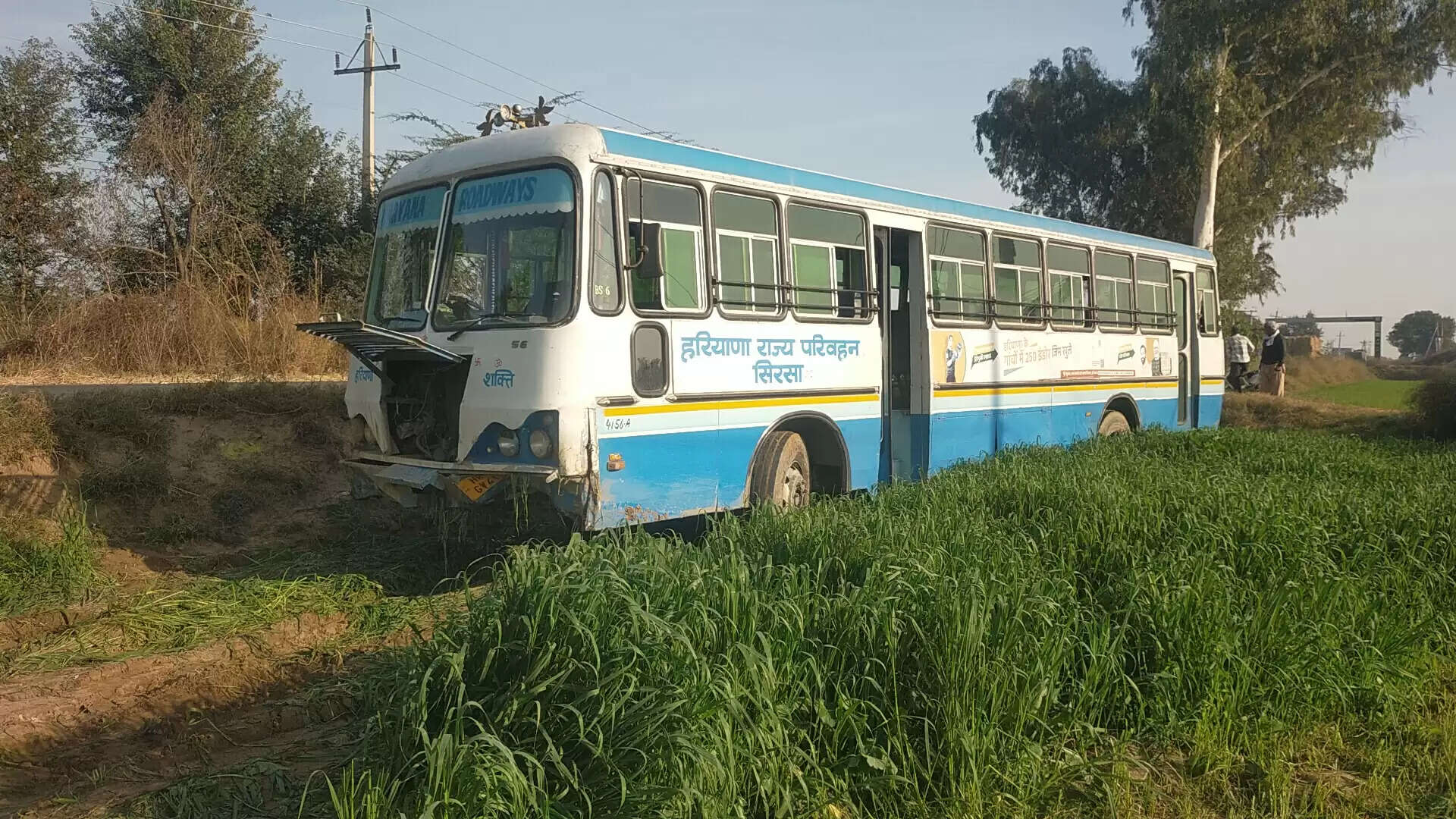 &nbsp;रोडवेज चालक-परिचालक में झगड़ा, बस खेतों में उतारी, दोनों निलंबित