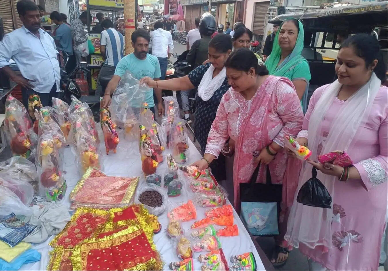 शारदीय नवरात्र महोत्सव कल से: मां दुर्गा का किया श्रृंगार, घट स्थापना का सुबह 5 से 10 बजे तक रहेगा शुभ मुहूर्त