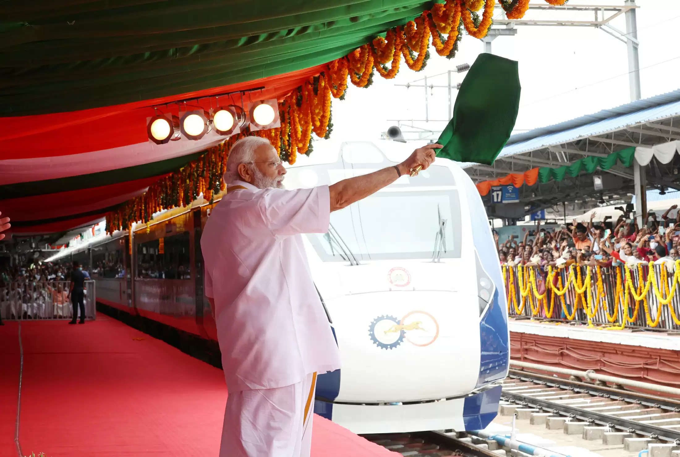 देश को पहली वाटर मेट्रो मिली, मोदी ने वंदे भारत ट्रेन को हरी झंडी दिखाई