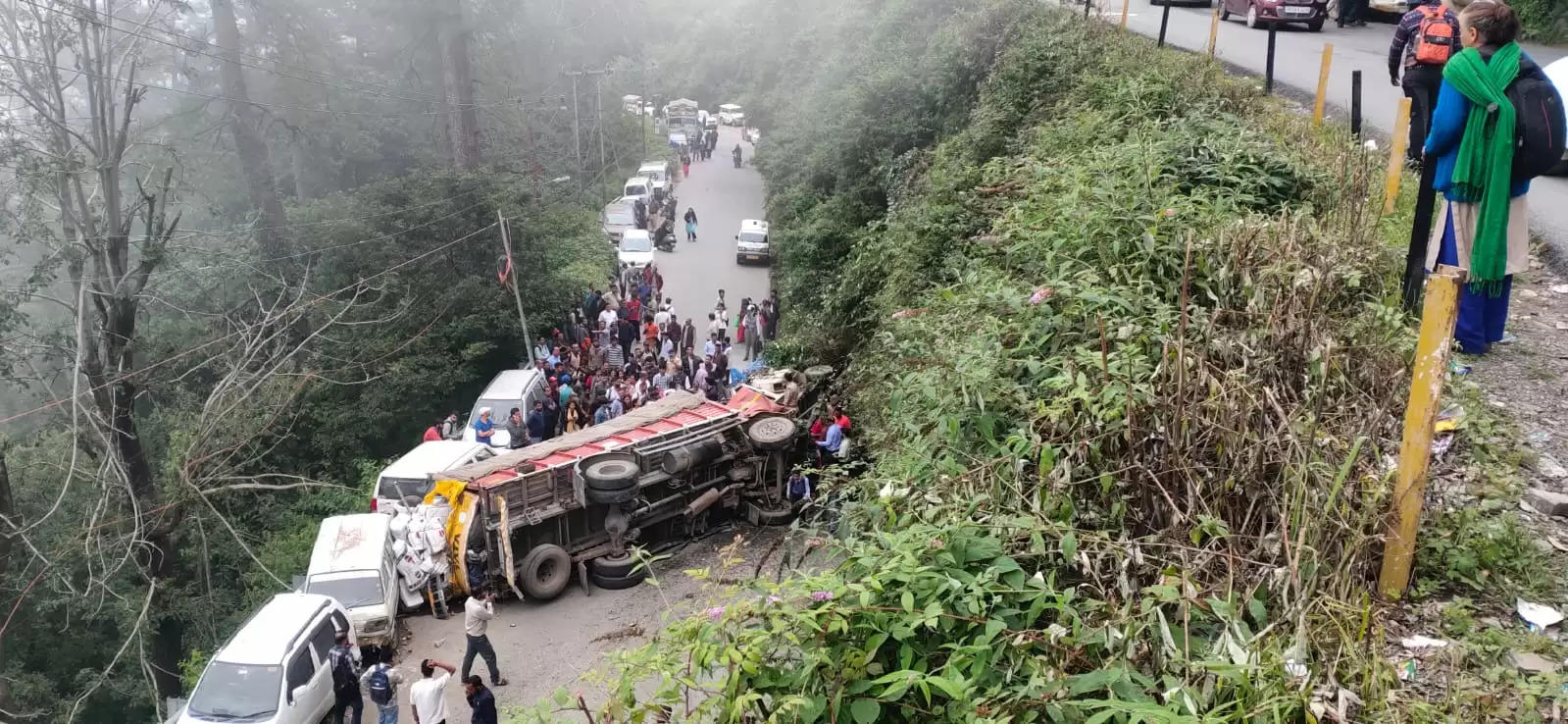 शिमला में पिकअप को टक्कर मारने के बाद पलटा सेब से लदा ट्रक, दो की मौत