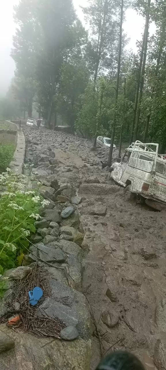 हिमाचल के किन्नौर में बादल फटने से आई बाढ़, कई गाड़ियां बहीं