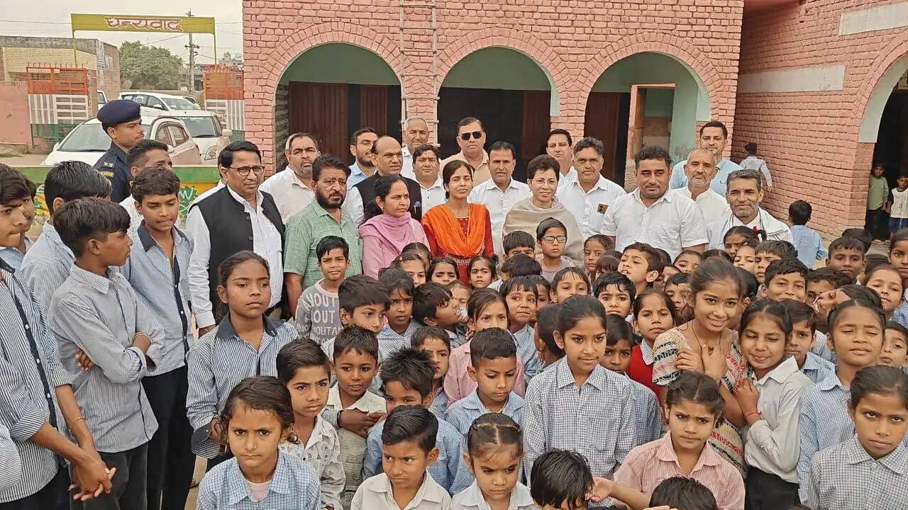 उकलाना के विद्यालय में पहुँचीं कुमारी सैलजा, बच्चों के उत्साह ने जीता दिल