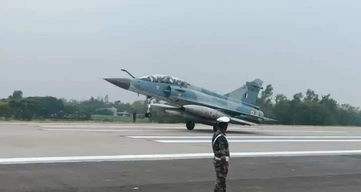 वायुसेना के लड़ाकू विमानों ने सुलतानपुर में पूर्वांचल एक्सप्रेस-वे पर दिखाए करतब  