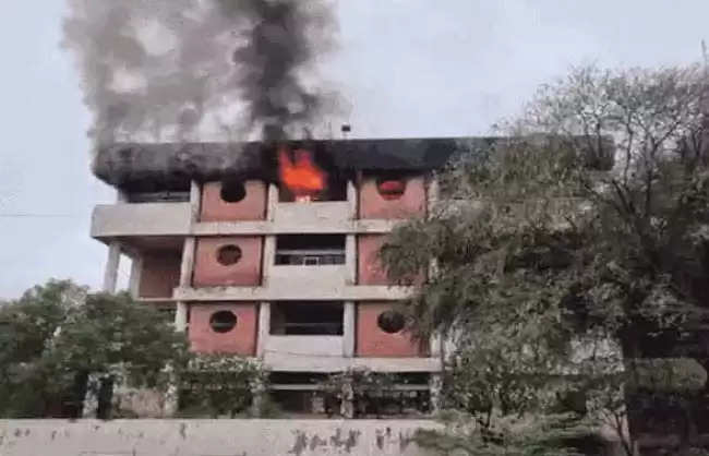  नारनौल के लघु सचिवालय भवन में लगी भीषण आग 