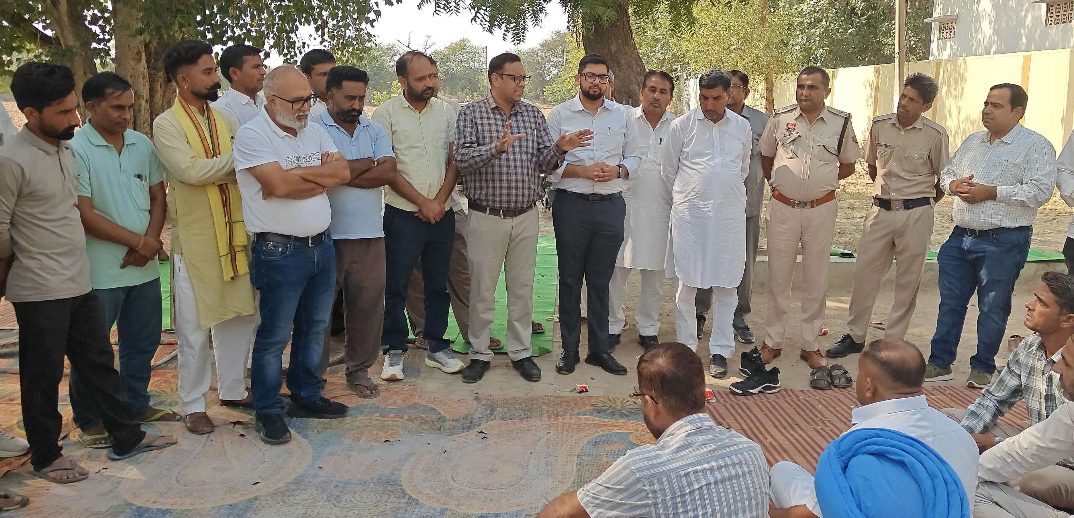 खारियां स्कूल का खुलवाया ताला: तहसीलदार शिक्षा अधिकारी की मौजूदगी में एसएचओ ने 2 दिन का मांगा समय