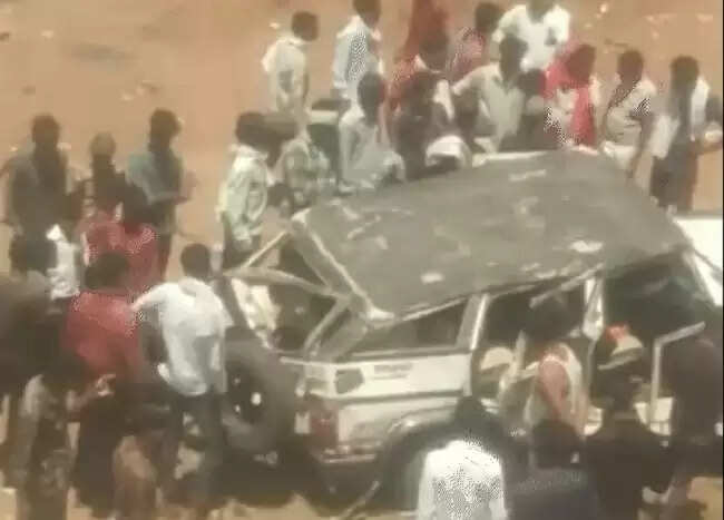 मप्र के दमोह में बोलेरो अनियंत्रित होकर खाई में गिरी, एक ही परिवार के आठ लोगाें की मौत