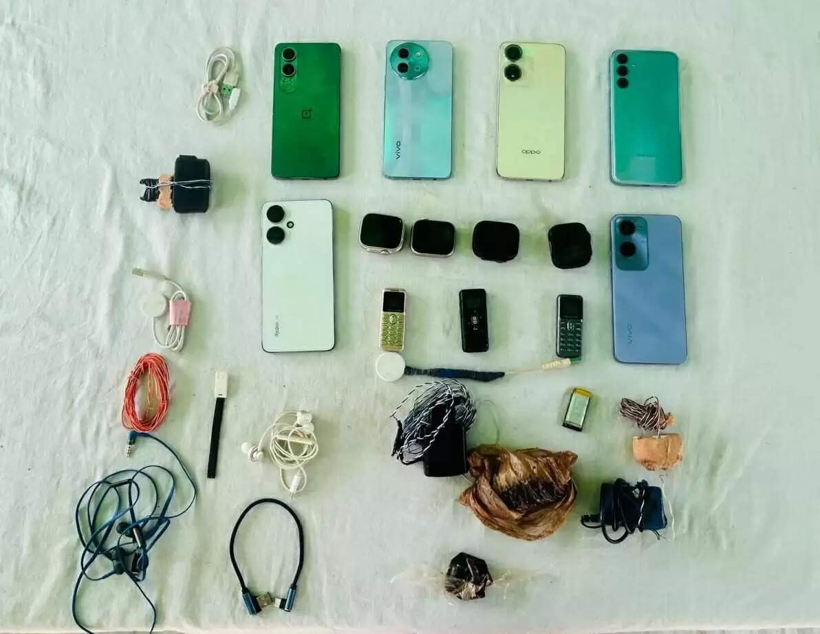 &nbsp;&nbsp;संगरूर जेल से चल रहा था तस्करी का रैकेट, छापेमारी में मोबाइल, स्मार्ट वॉच व अफीम बरामद