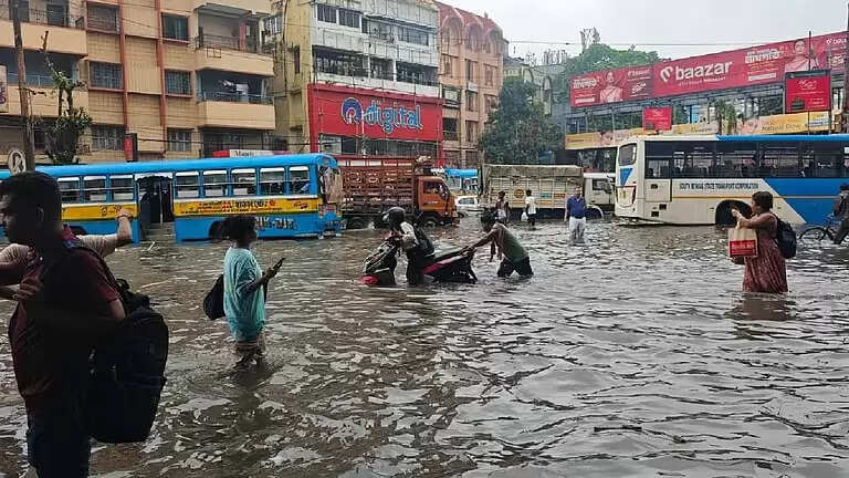 &nbsp;&nbsp;कोलकाता में कहर की बारिश, करंट से अलग-अलग घटनाओं में 8 लोगों की मौत, राज्यभर में 10 की गई जान​​​​​​​