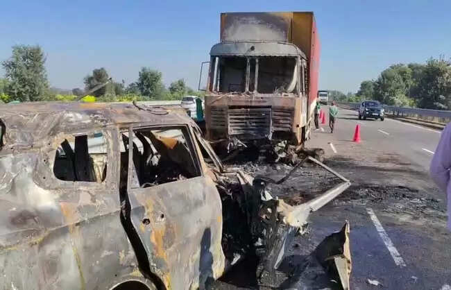 &nbsp;&nbsp;नारनौल में कार-कैंटर टक्कर में तीन युवकाें की जलकर मौत, कैंटर चालक फरार​​​​​​​