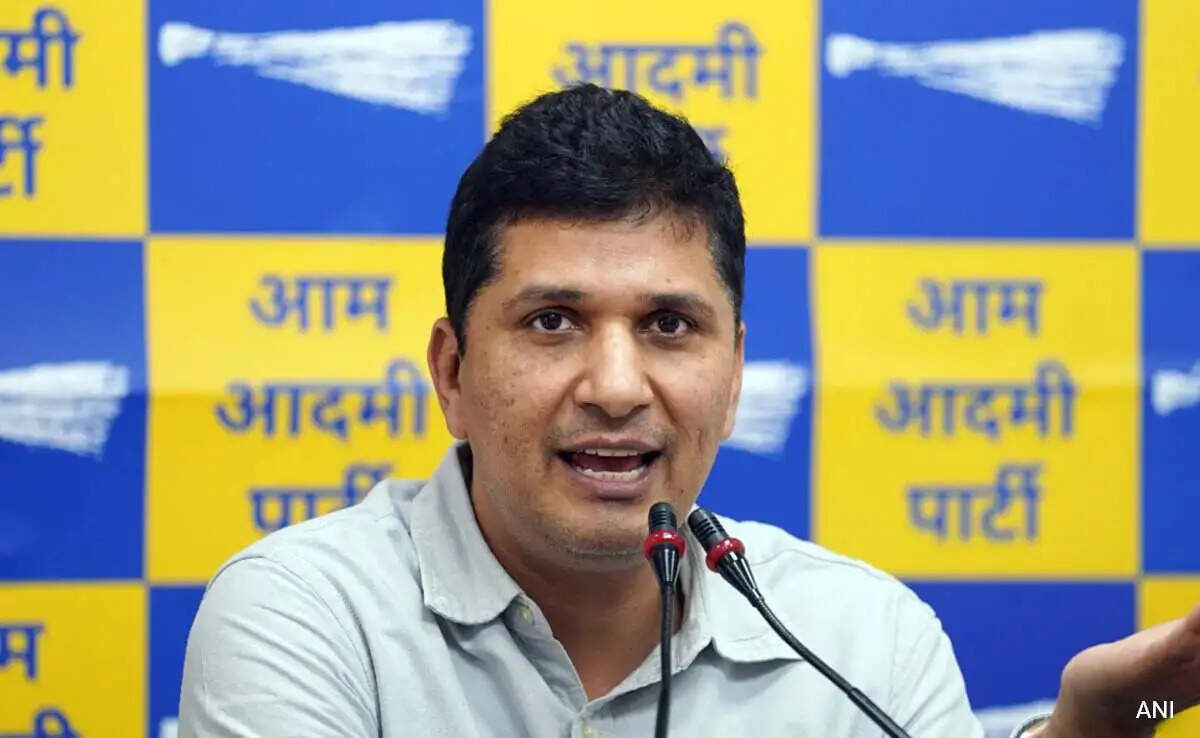 &nbsp;&nbsp;नीट अभ्यर्थी की आत्महत्या के बाद परिजनों से मिले सौरभ भारद्वाज, सरकार से सख्त कदम उठाने की अपील